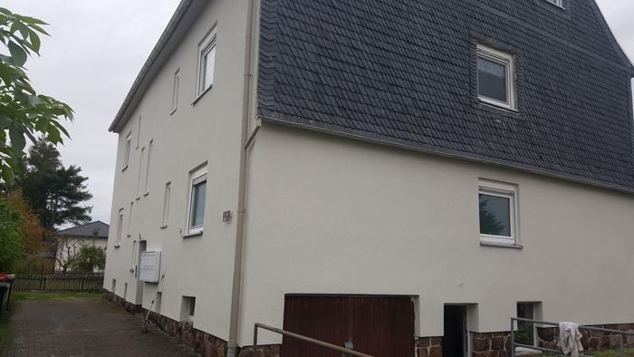 Wohnhausfassade nach Armierung und Putzarbeiten