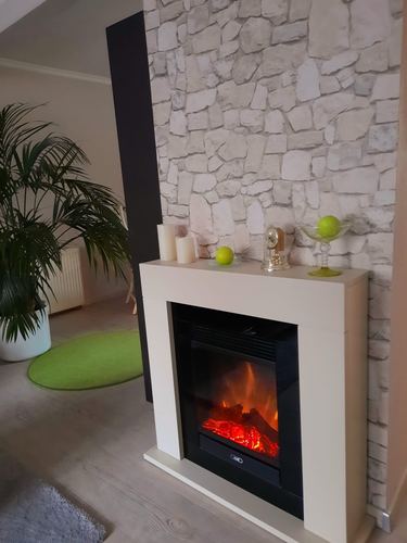 Wohnzimmergestaltung mit Kamin und Steinoptik-Wand