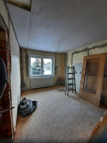 Raum vor der Renovierung mit Rohbauflächen